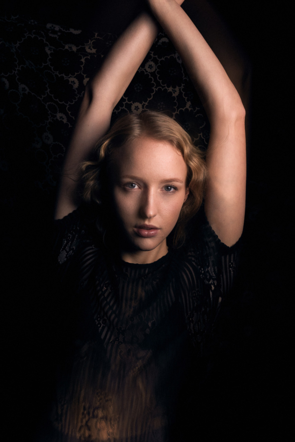 Kreatives Fashion Shooting Frau im Studio München