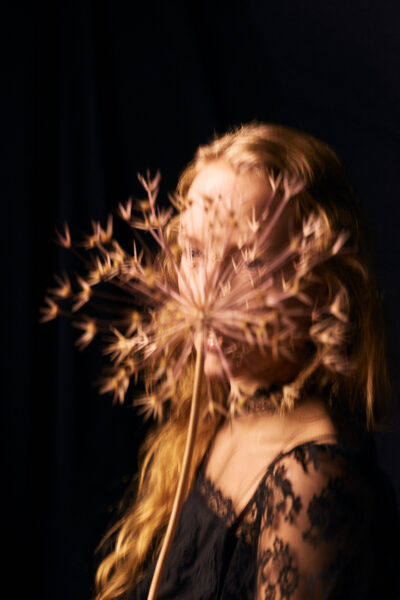 Kreatives Mode Shooting Model im Fotostudio