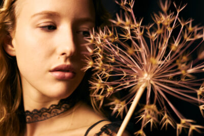 Kreatives Fashion Shooting Frau im Studio München