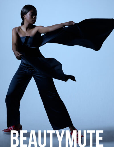 Kreatives Fashion Shooting Frau im Studio München