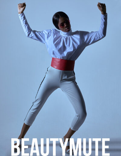 Kreative Modefotografie Frau im Studio Shooting