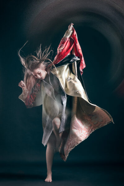 Kreatives Mode Shooting Model im Fotostudio