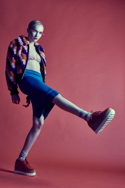 Kreatives Fashion Shooting Frau im Studio München