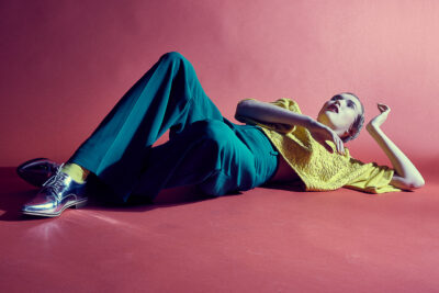 Kreatives Fashion Shooting Frau im Studio München