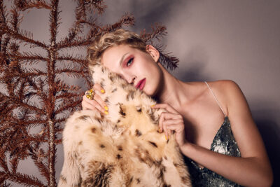 Kreatives Fashion Shooting Frau im Studio München