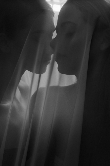 Künstlerisches Frauenportrait zu zweit im Studio