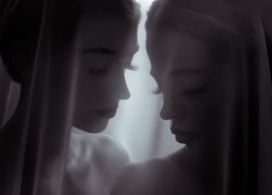 Künstlerisches Frauenportrait zu zweit im Studio