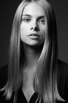 Model Sedcard Portrait Schwarz Weiß