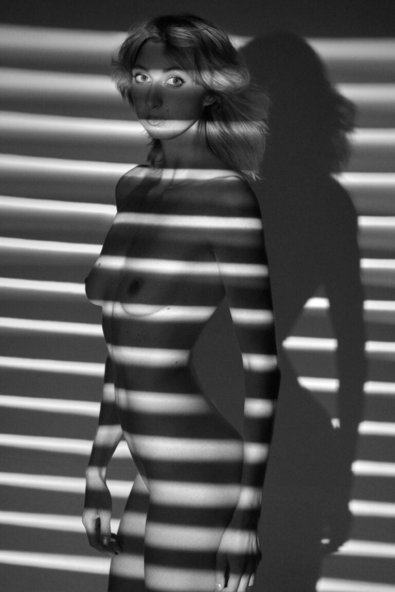 Schwarzweiß Aktfoto Model Studio München