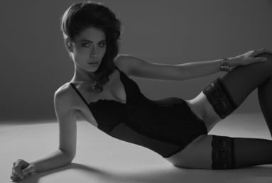 Künstlerisches Lingerie Foto kreative Studioaufnahme