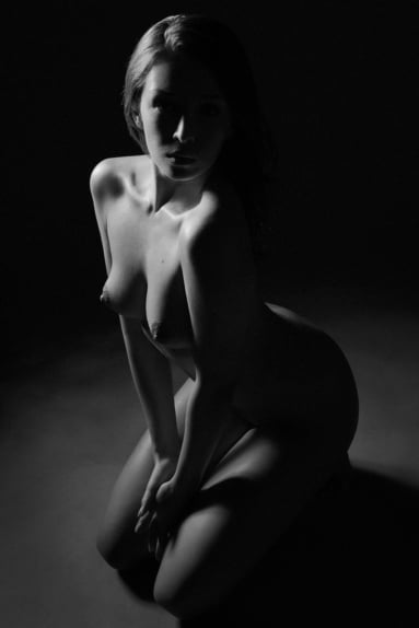 Schwarzweiß Aktfoto Model Studio München
