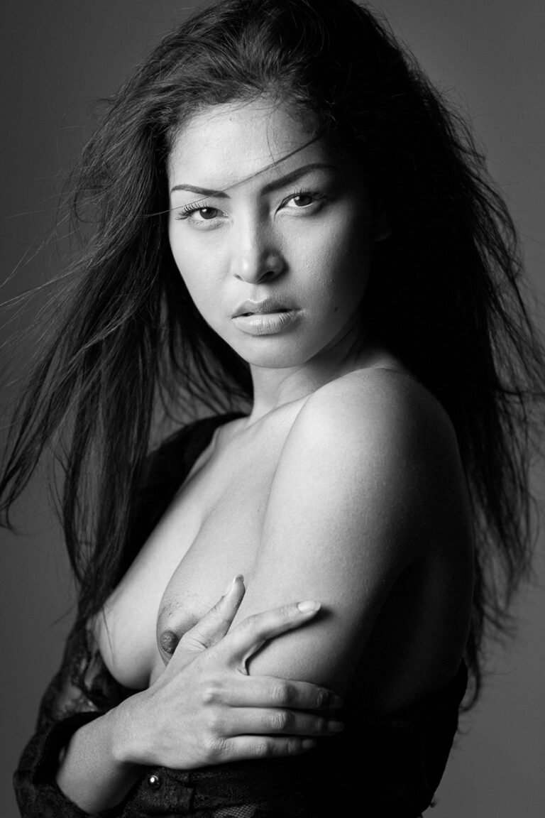 Schwarzweiß Aktfoto Model Studio München