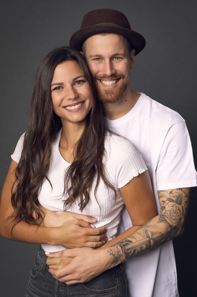 Paarshooting München – modernes Studio Portrait eines Paares mit natürlicher Ausstrahlung