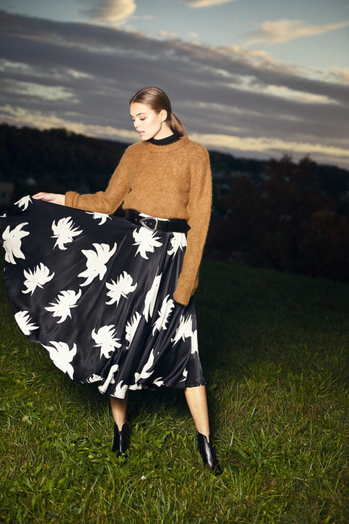 Werbefotografie München – kreatives Fashion-Kampagnenmotiv im Freien mit moderner Lichtführung