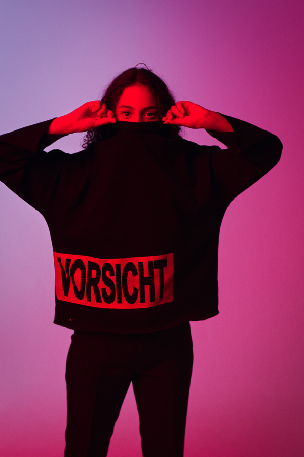 Kreatives Mode Shooting Model im Fotostudio