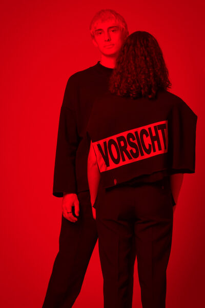 Kreatives Mode Shooting Model im Fotostudio