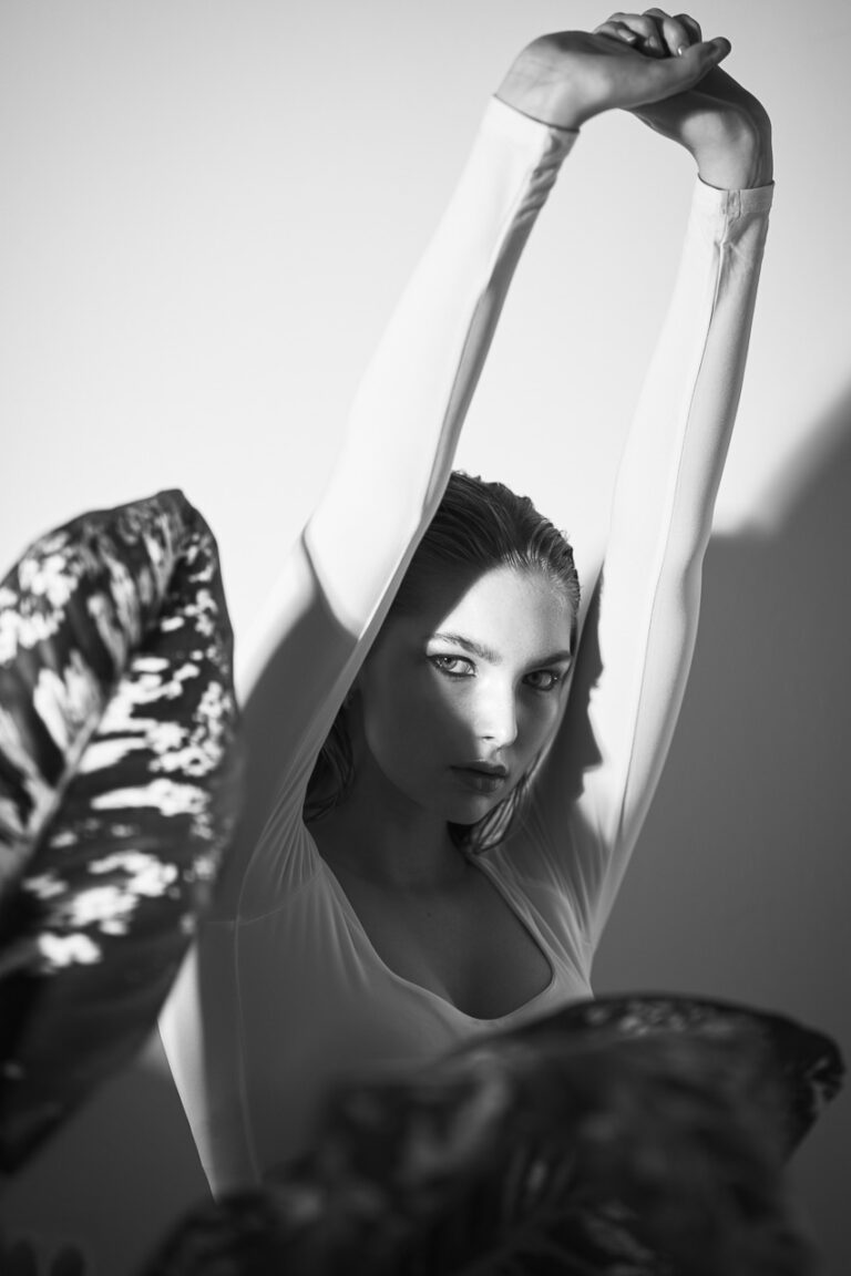 Kreatives Mode Shooting Model im Fotostudio