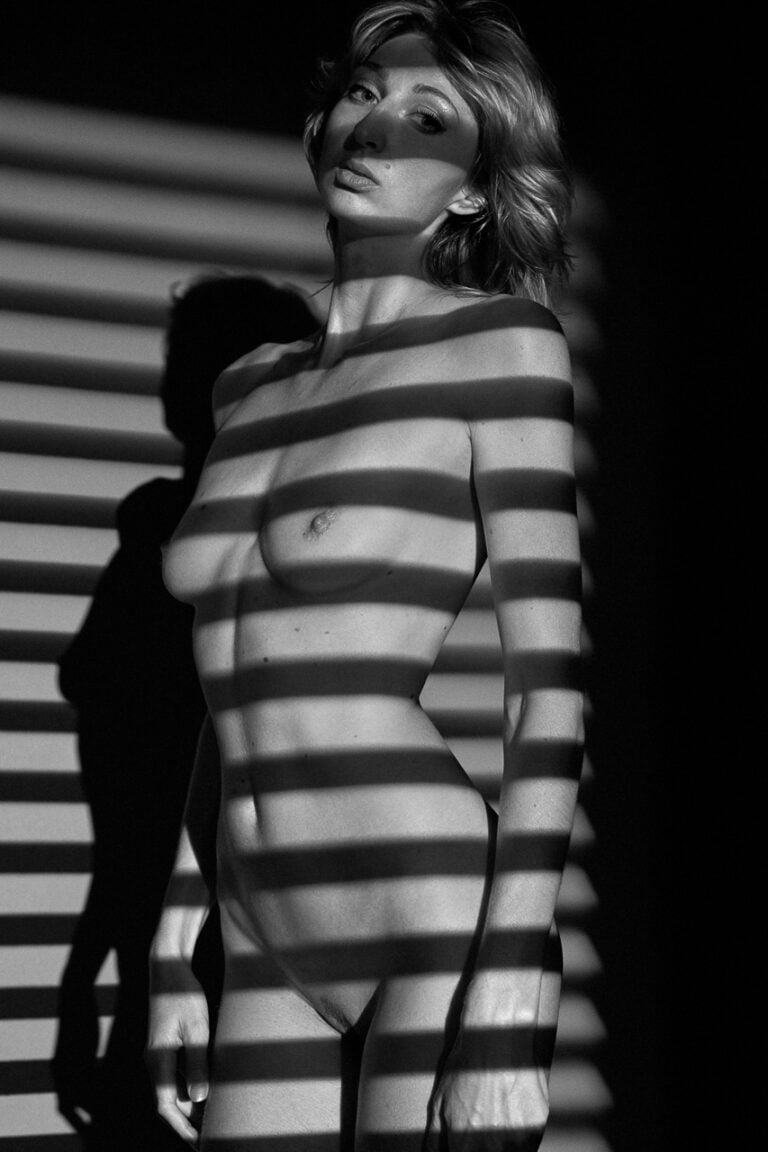 Schwarzweiß Aktfoto Model Studio München