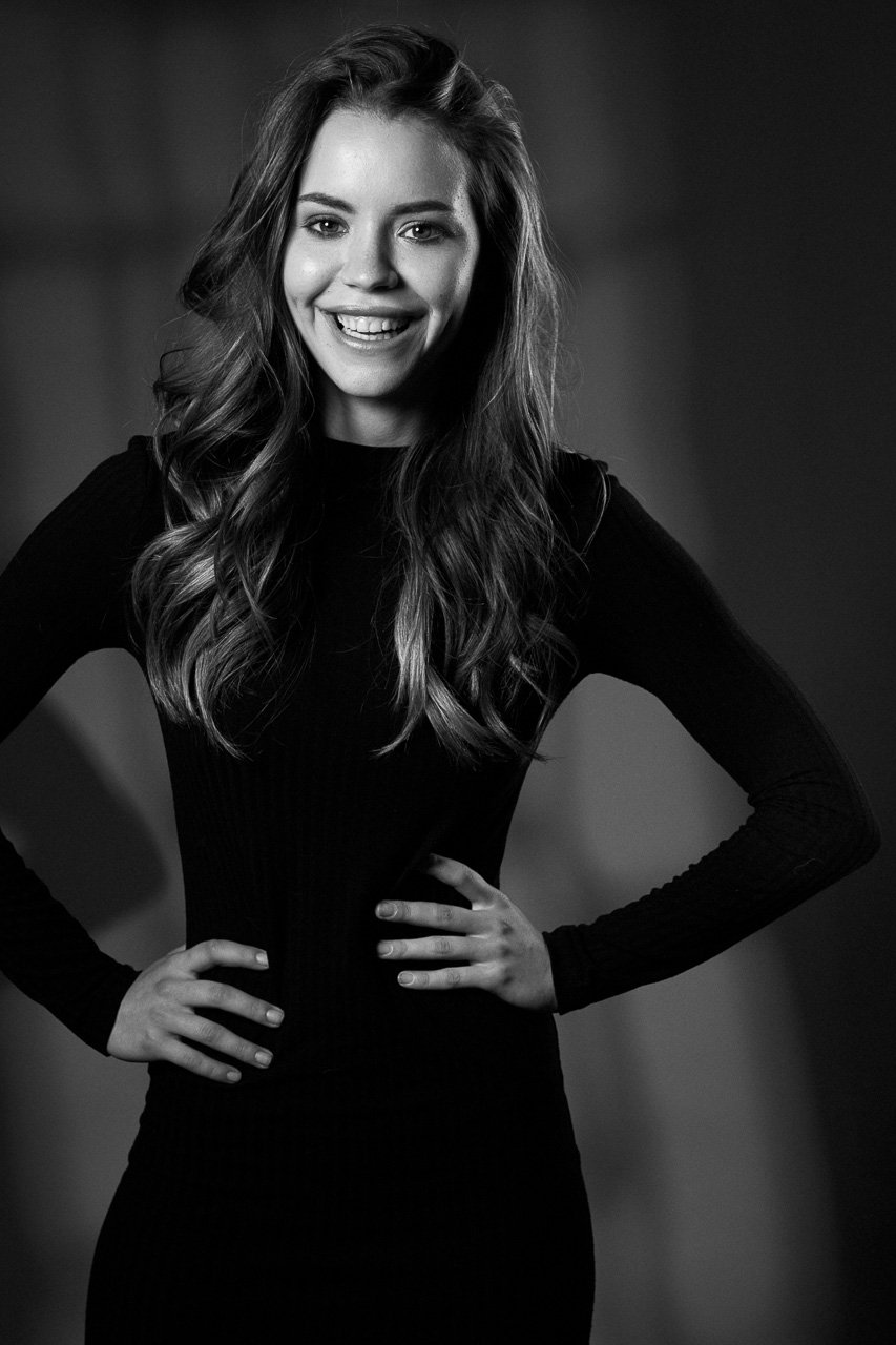 Business Portrait einer Frau in Schwarzweiß im Studio von Francesco Rizzato in München.