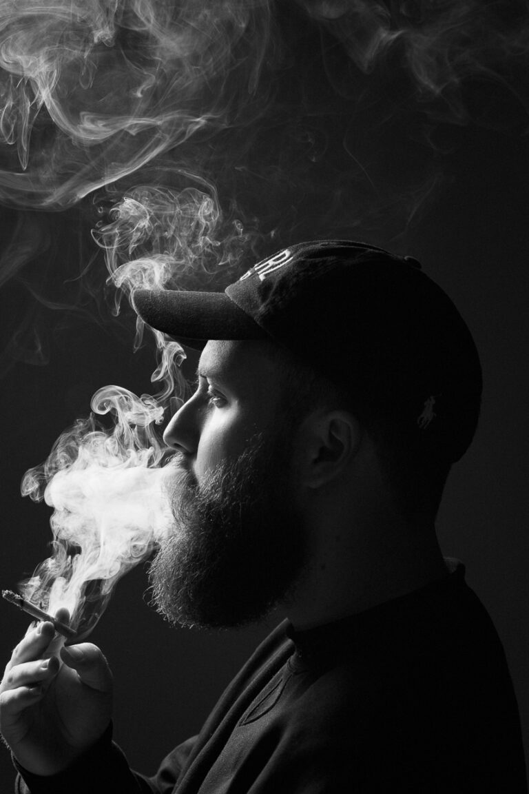 Kreatives Männerportrait Studio oder Outdoor