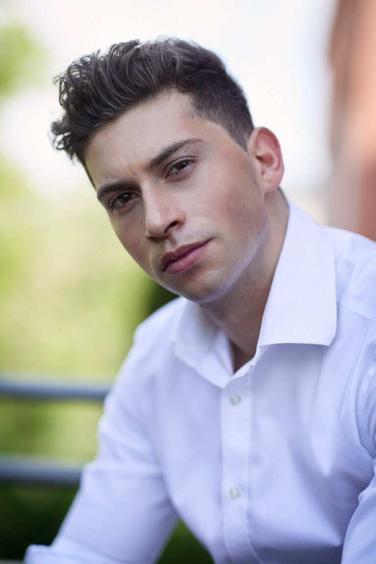 Kreatives Männerportrait Studio oder Outdoor