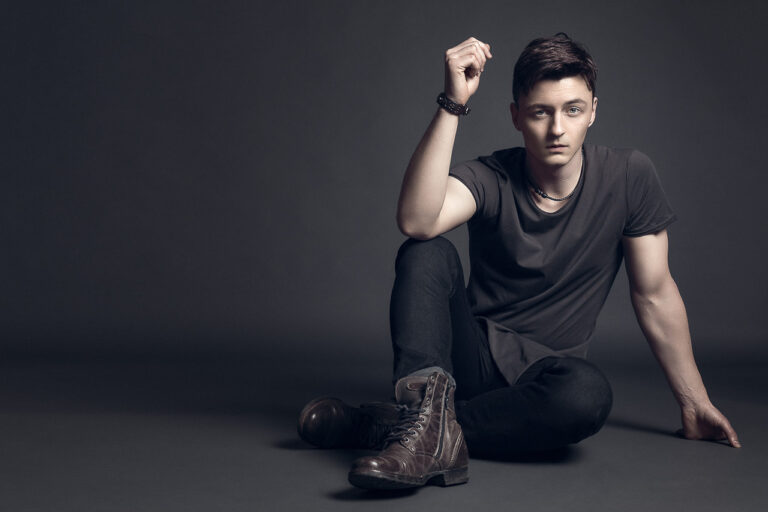 Kreatives Männerportrait Studio oder Outdoor