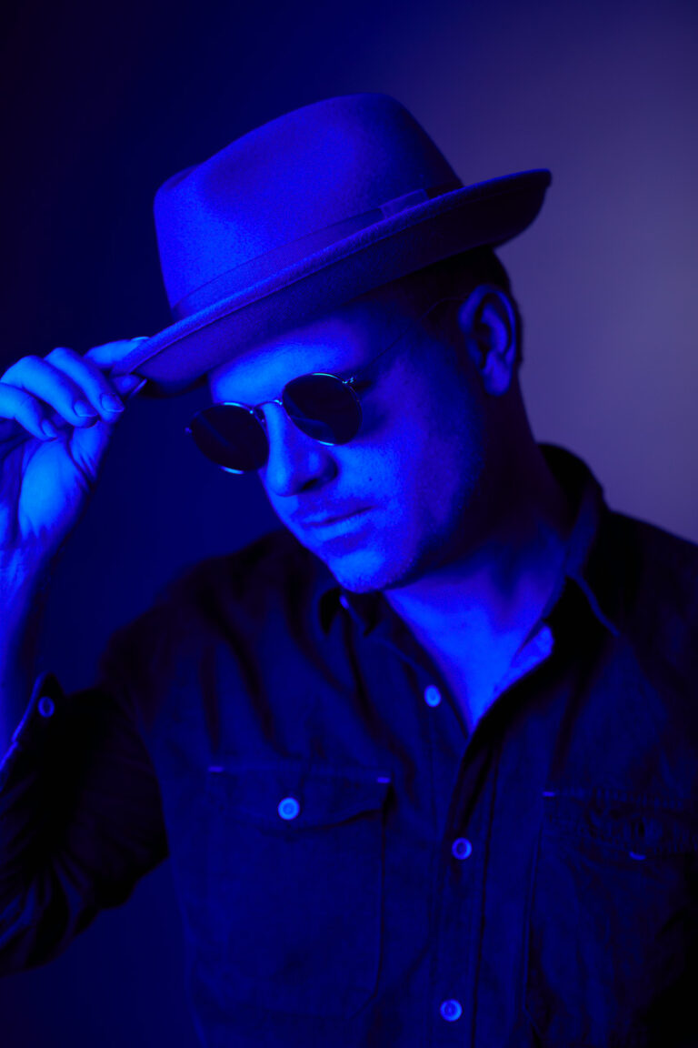 Kreatives Männerportrait Studio oder Outdoor