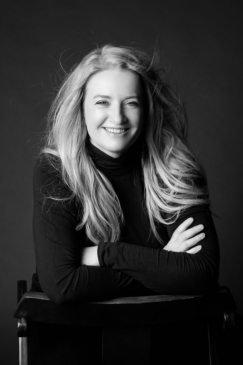 Schwarzweiß-Portrait einer Frau im Studio – Fotograf Francesco Rizzato München.