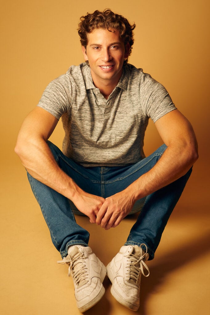 Natürliches Farbportrait eines Mannes mit freundlichem Ausdruck.