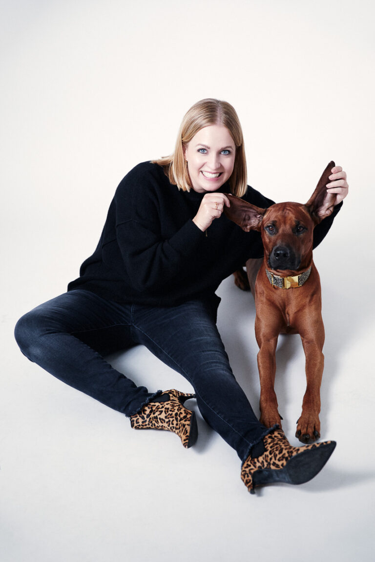 Kreatives Fotoshooting Frau mit Hund Studioaufnahme