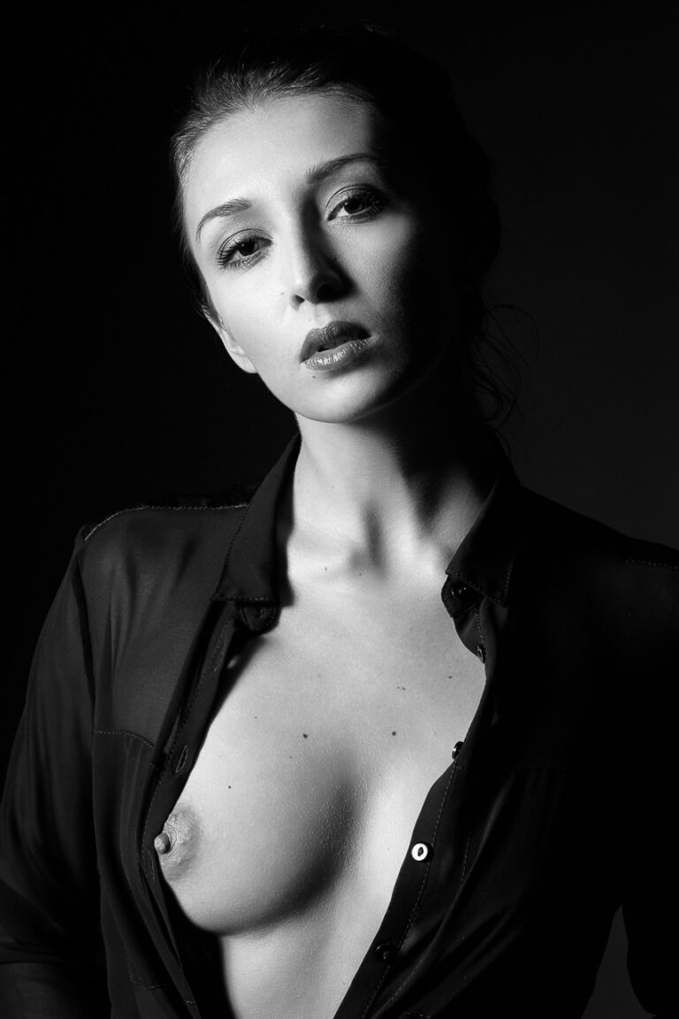 Künstlerisches Aktfoto kreative Lichtgestaltung München