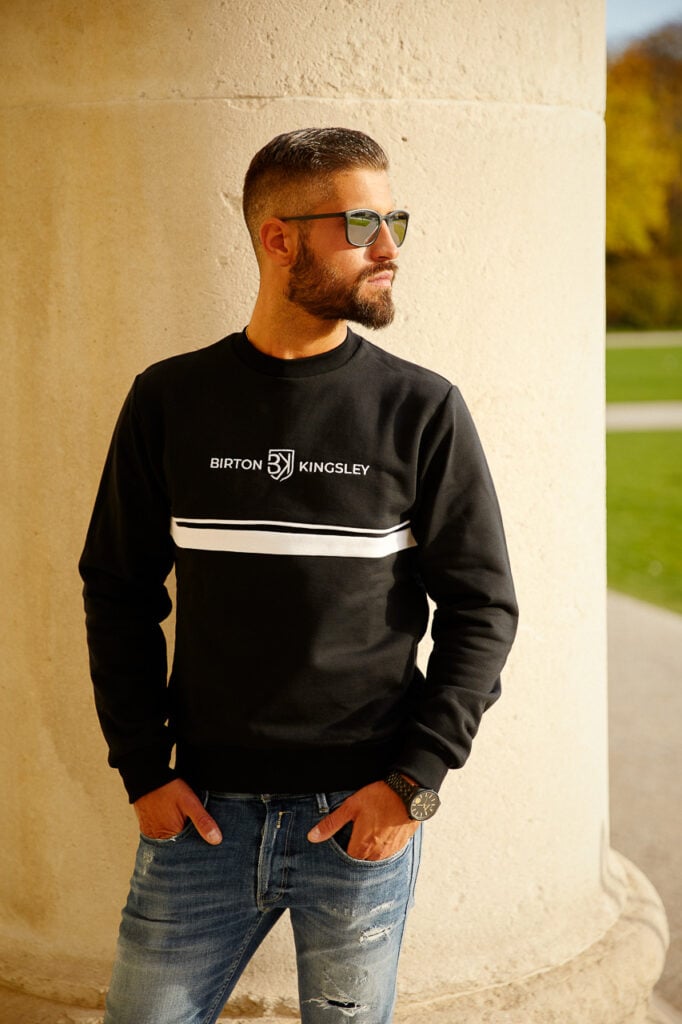 Werbefotografie in München: männliches Markenportrait mit modernem, klaren Look.