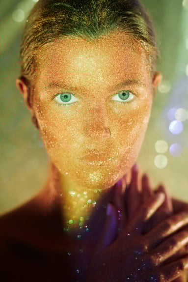 Kreatives Beauty Editorial Portrait Studioaufnahme