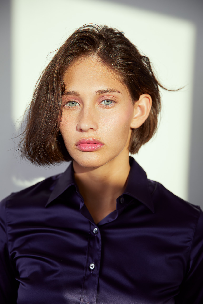 Klares Sedcard-Portrait im Studio von Francesco Rizzato in München.