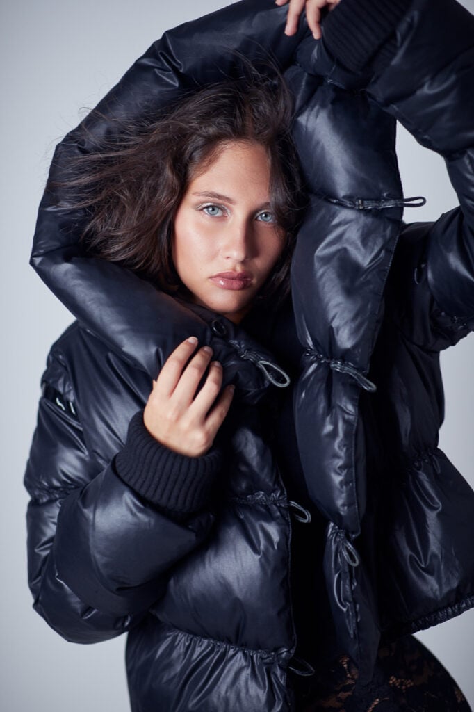 Fashion-Portrait für Werbefotografie in München: moderner Editorial-Look mit starker Präsenz.