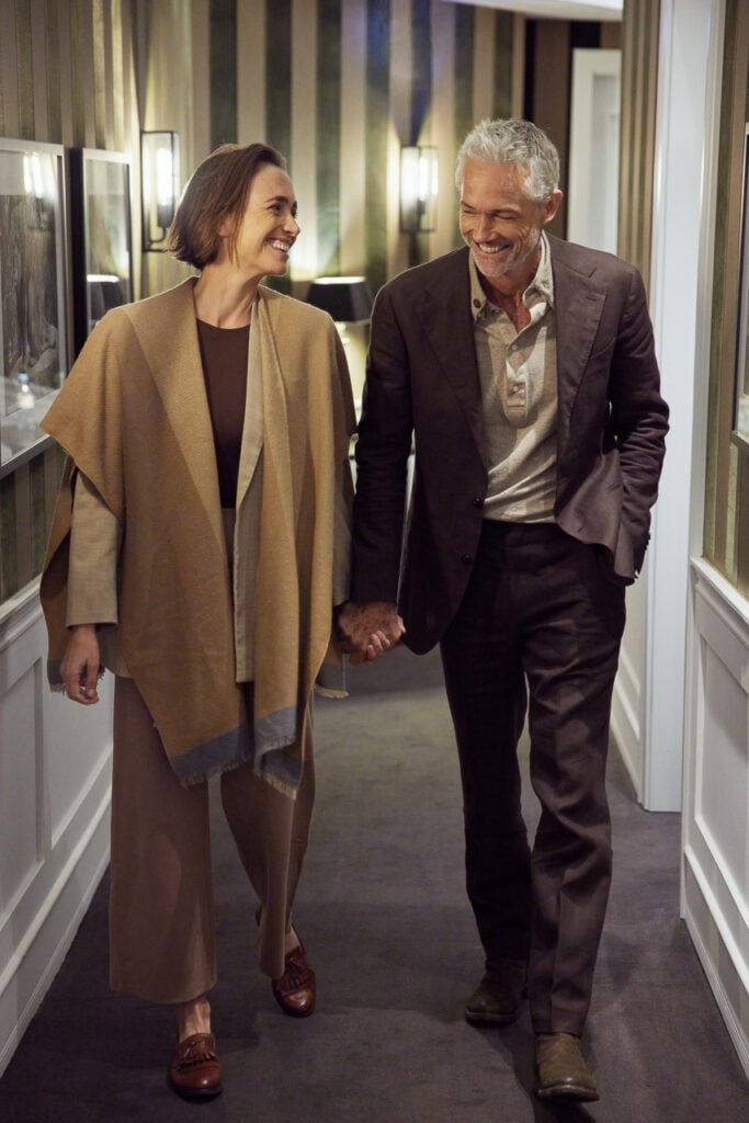 Paar & Freunde Fotoshooting in München: natürliches Momentfoto in einer eleganten Innenlocation.