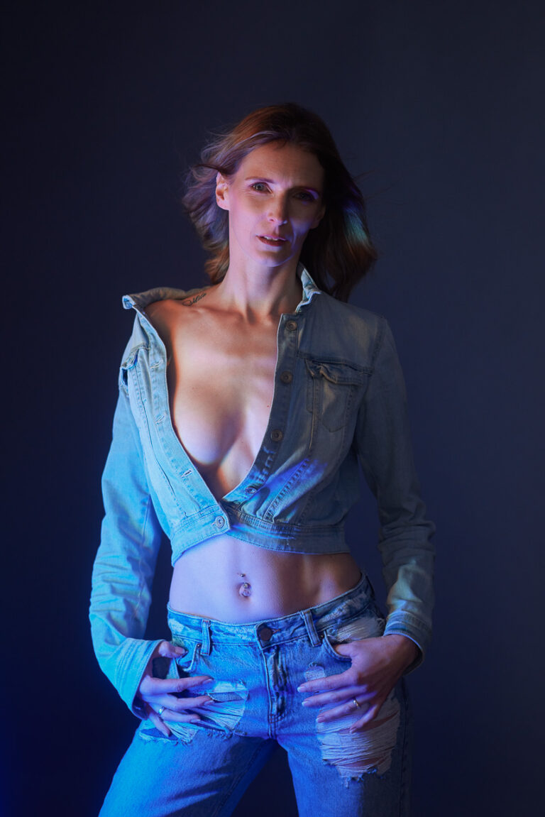 Kreatives Portrait Frau einzigartiger Look Studio oder Outdoor