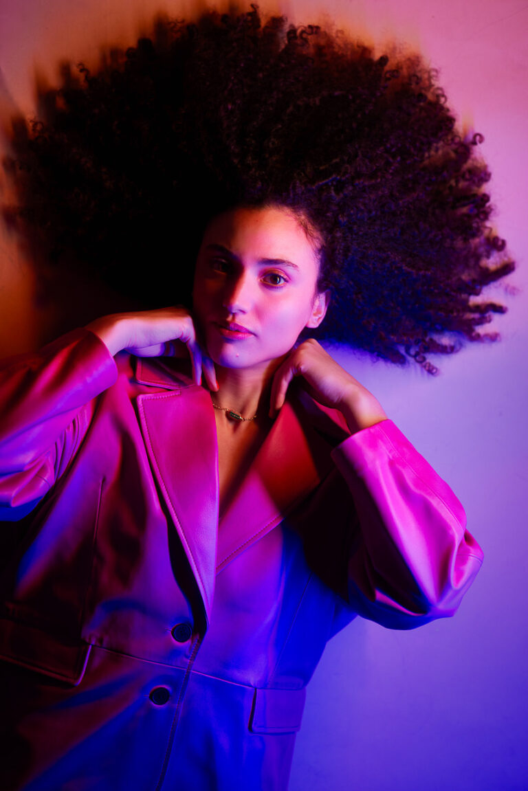 Kreatives Portrait Frau einzigartiger Look Studio oder Outdoor