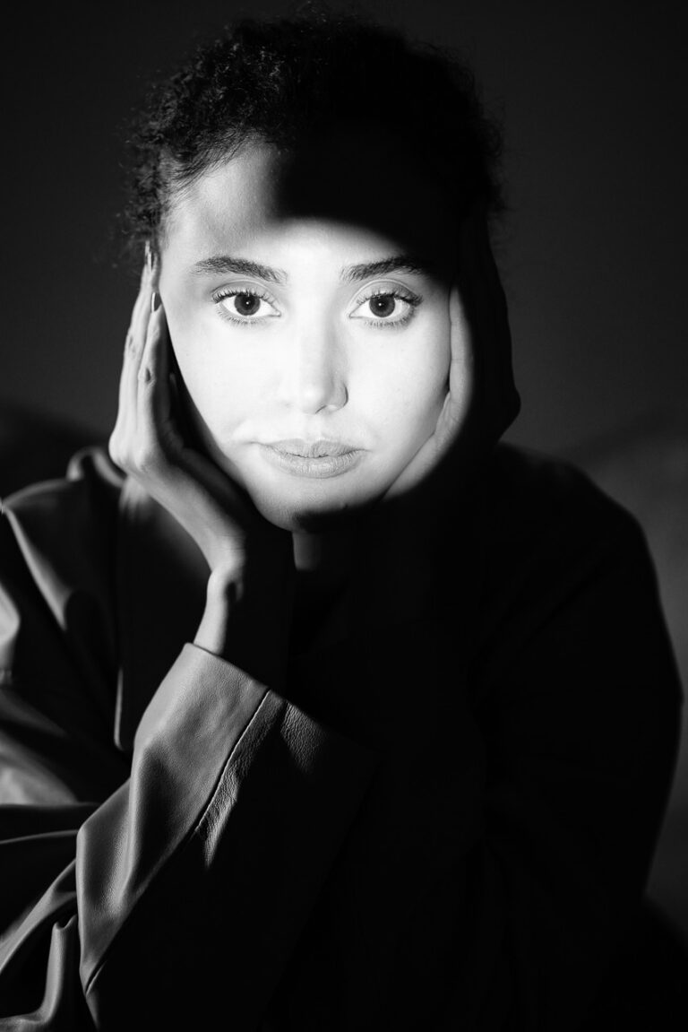 Kreatives Portrait Frau einzigartiger Look Studio oder Outdoor