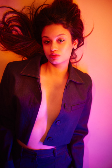 Kreatives Portrait Frau einzigartiger Look Studio oder Outdoor