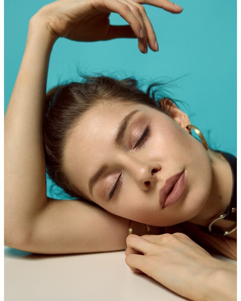 Kreatives Beauty Editorial Portrait Studioaufnahme