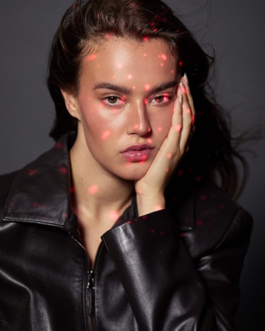 Kreatives Beauty Editorial Portrait Studioaufnahme