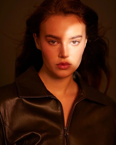 Kreatives Beauty Editorial Portrait Studioaufnahme