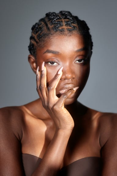 Kreatives Beauty Shoot Editorial Style Studioaufnahme