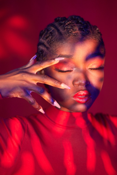 Kreatives Beauty Shoot Editorial Style Studioaufnahme