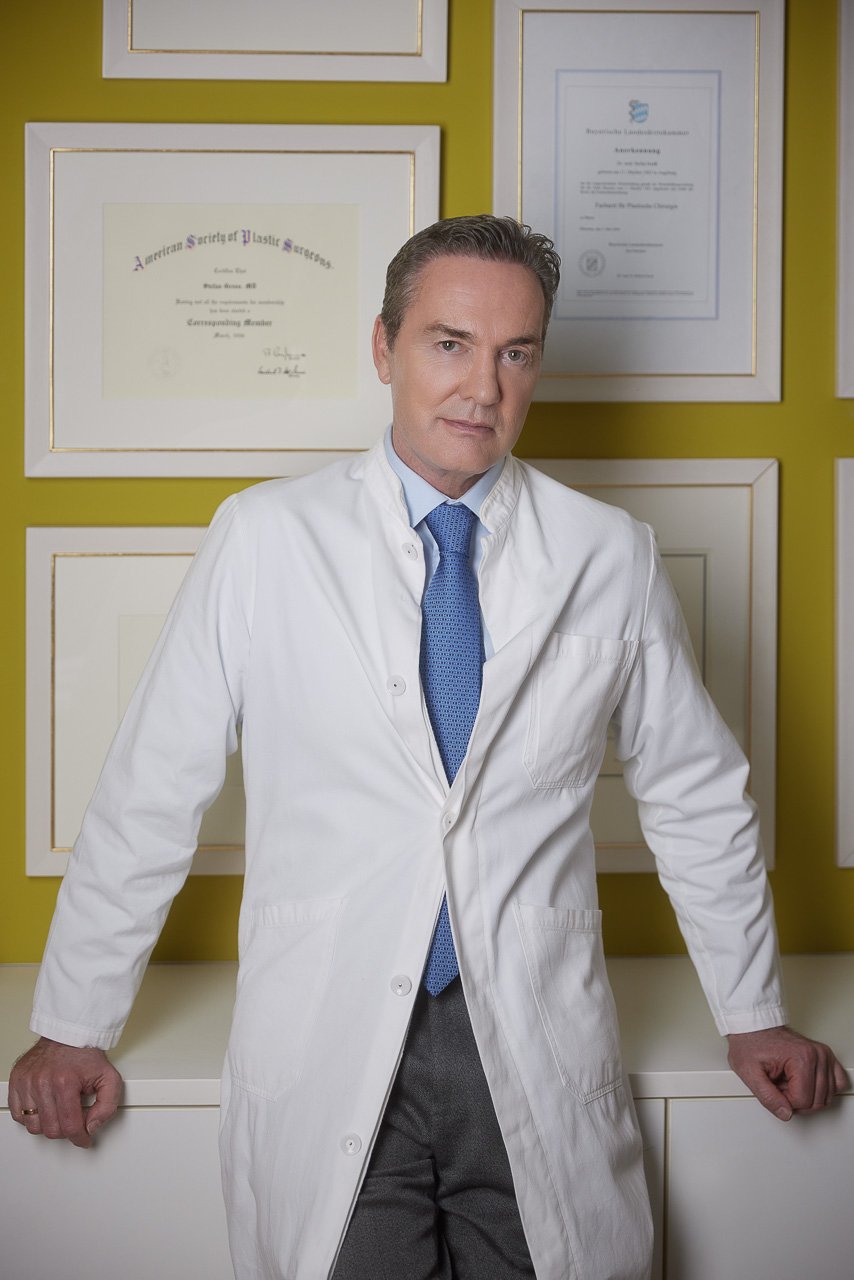 Business Portrait eines Arztes in seiner Praxis in München.