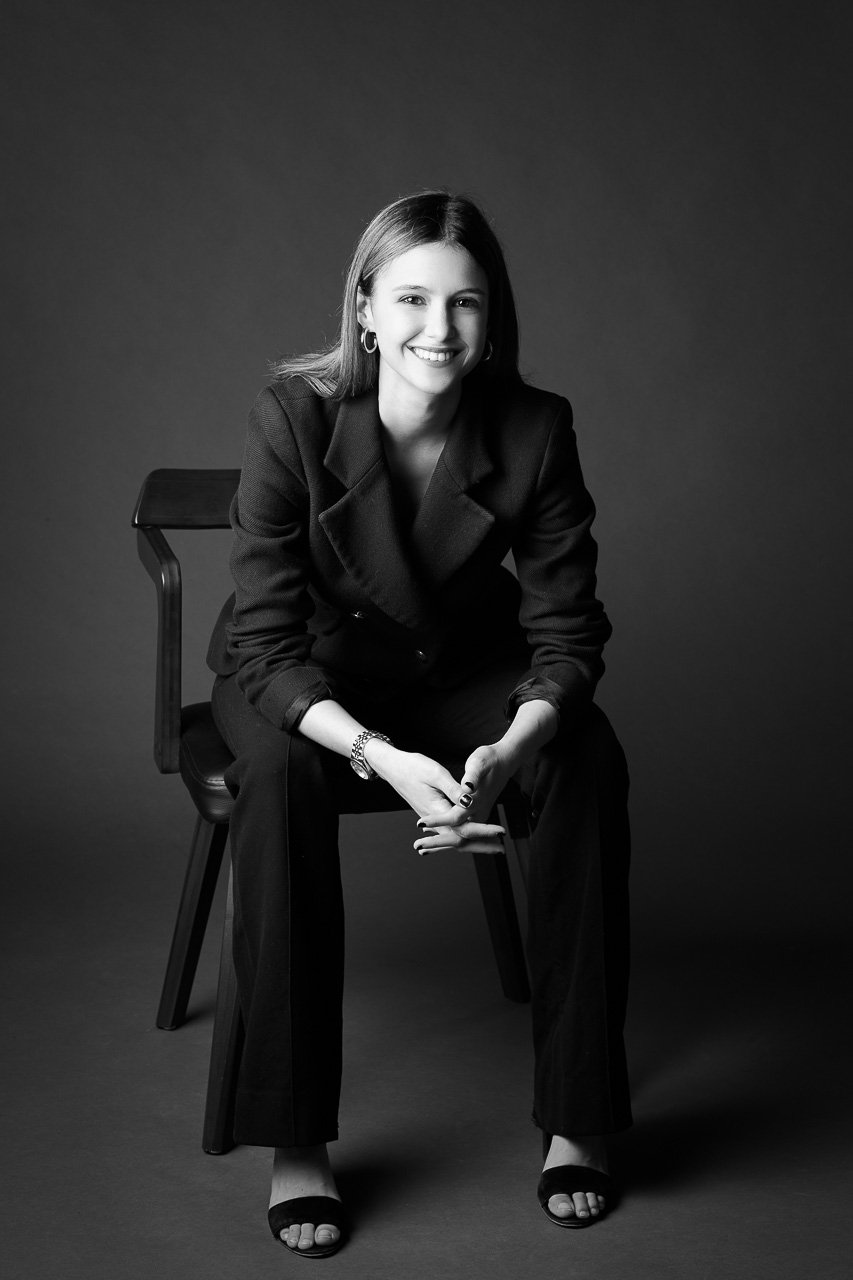 Business Portrait einer Frau in Schwarzweiß im Studio von Francesco Rizzato in München.