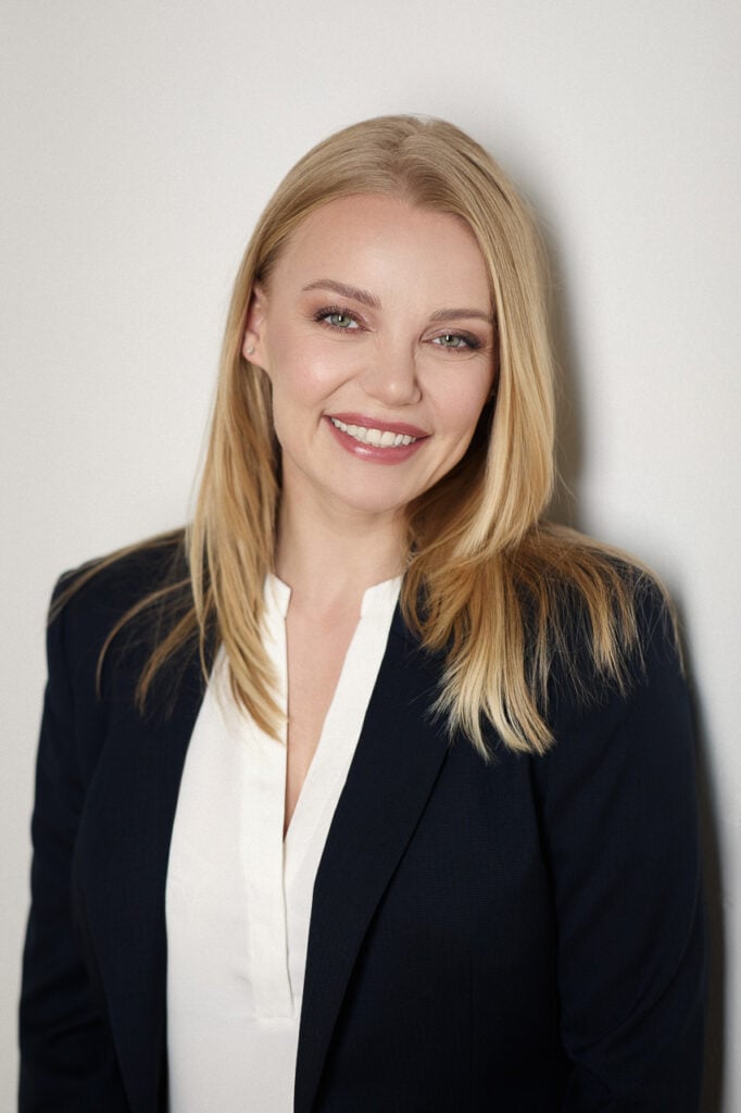 Business Portrait einer Frau vor hellem Hintergrund in München.