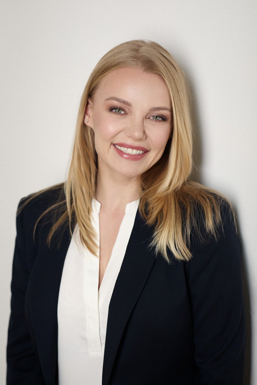 Business Portrait einer Frau vor hellem Hintergrund in München.