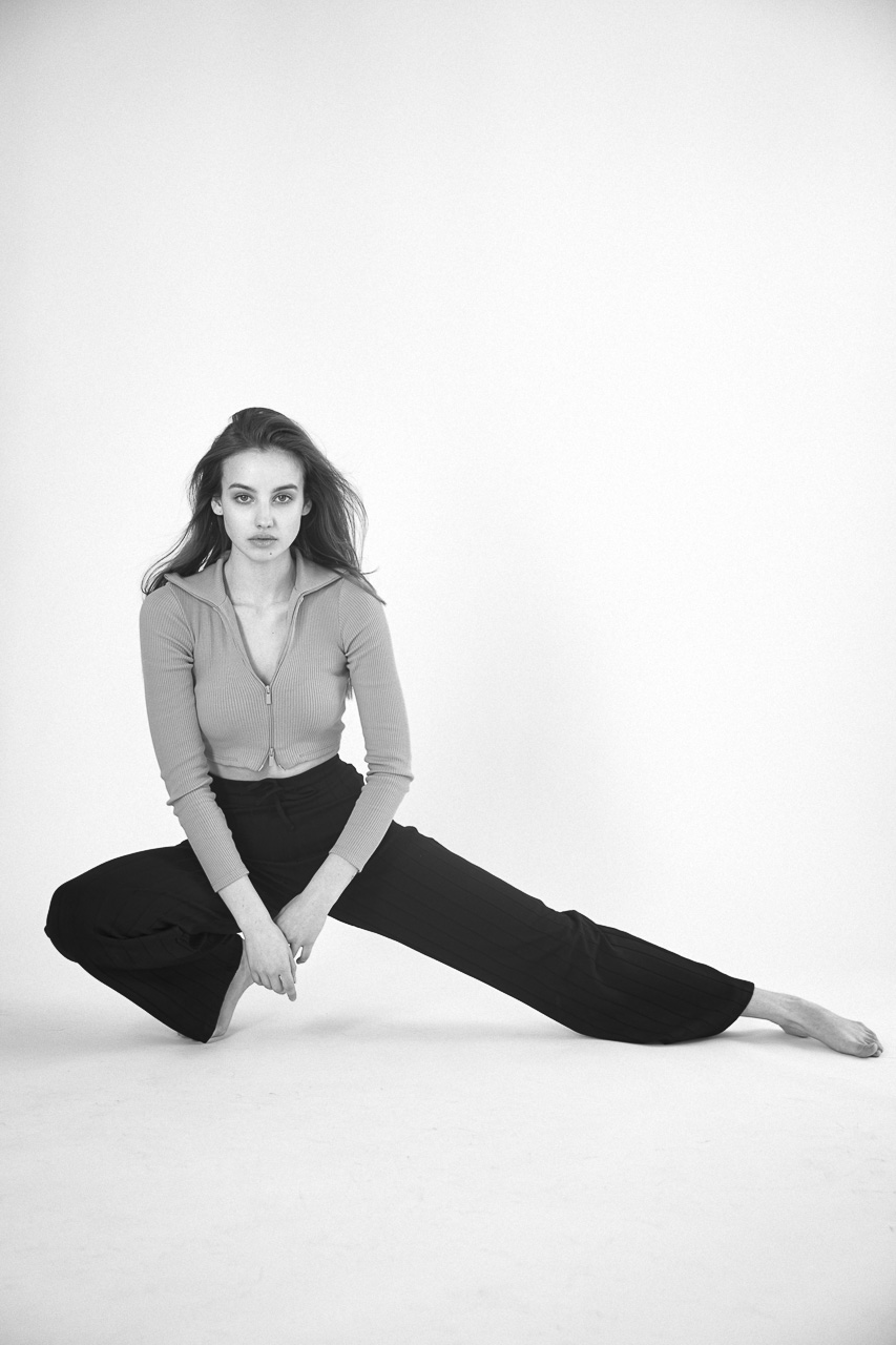 Modernes Sedcard- und Künstlerportrait mit klarer, zeitgemäßer Bildsprache in München.